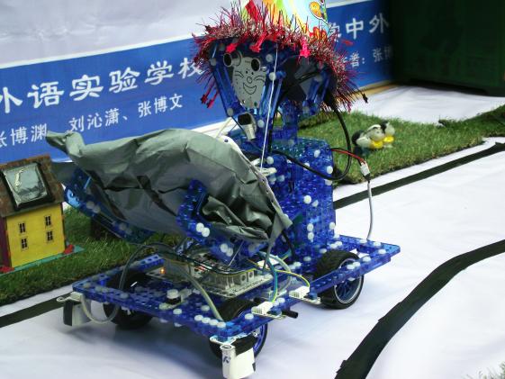 棠外附小机器人在四川省青少年科技创新大赛中获第一名